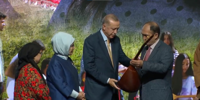 Aybüke öğretmenin bağlaması Cumhurbaşkanı Erdoğan'a hediye edildi