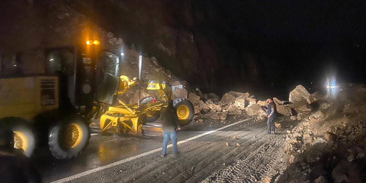 Artvin'de korkutan heyelan: Kayalar koptu!