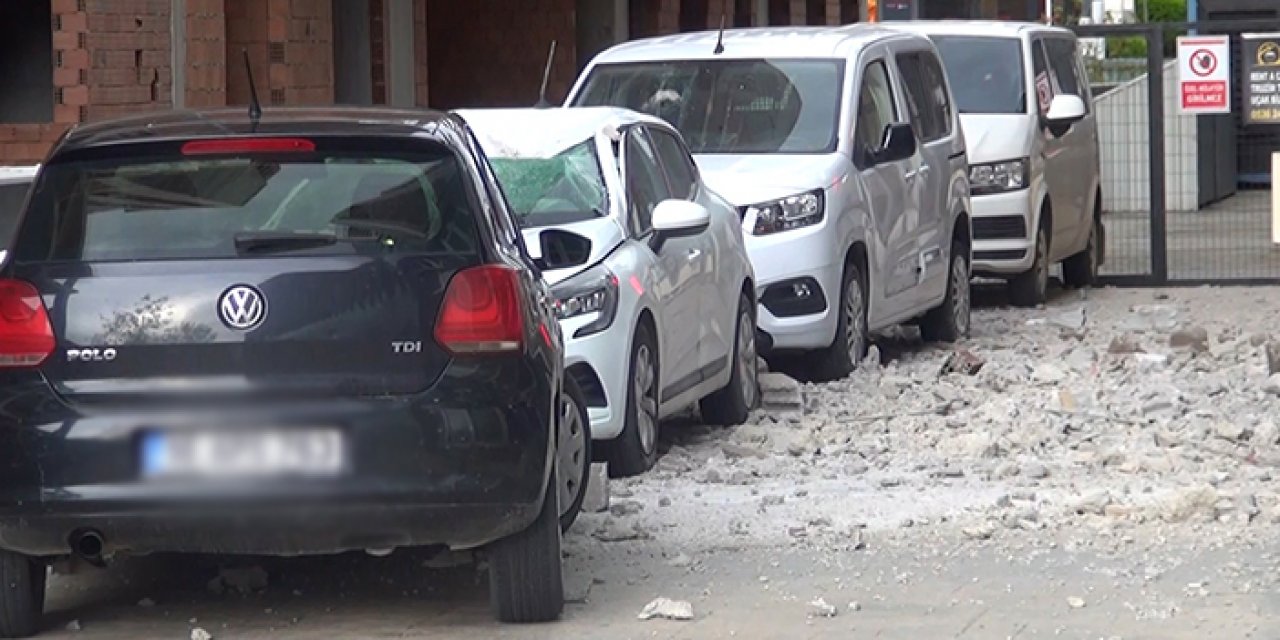 Bursa'yı lodos vurdu: İnşaat duvarı 3 aracın üzerine yıkıldı