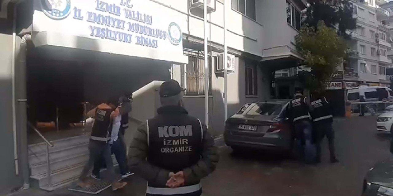 Silah kaçakçıları İzmir'de yakalandı: Onlarca mühimmat ele geçirildi!