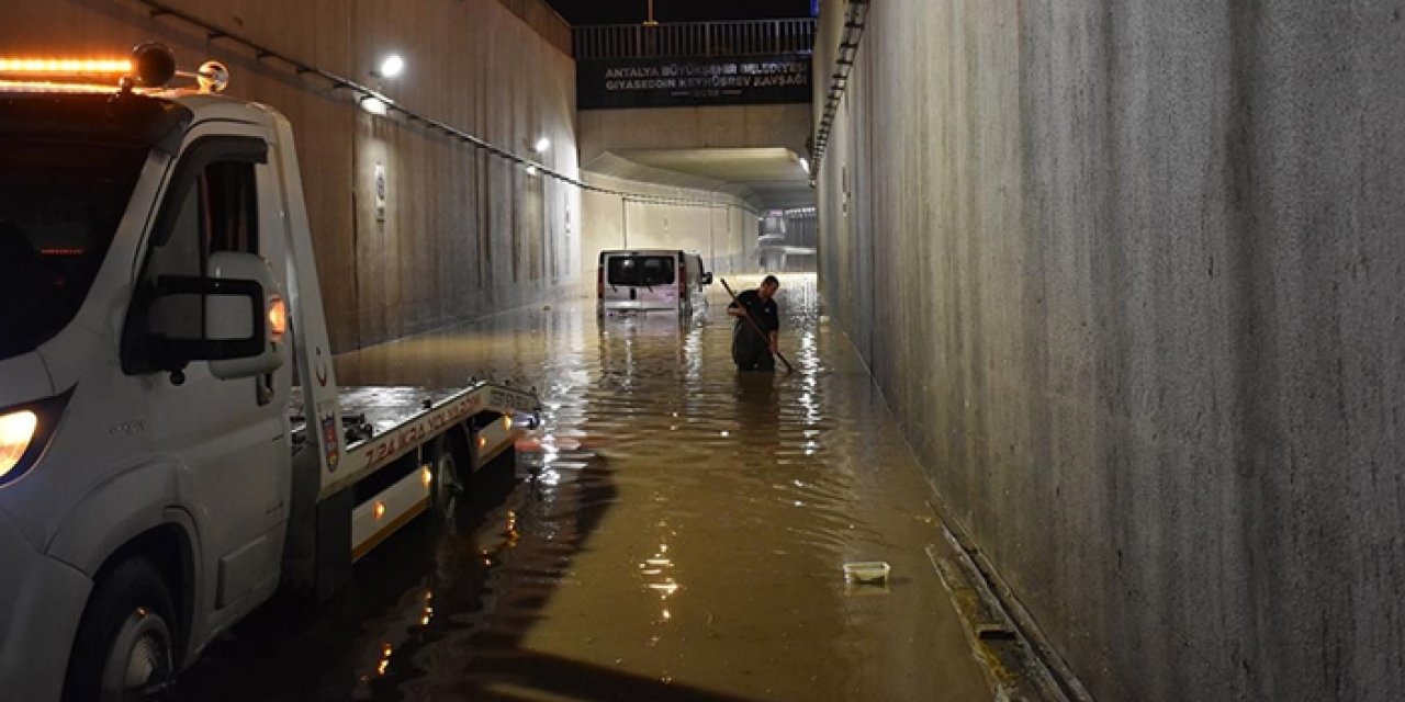 Antalya'da su baskınında mahsur kalan 3 kişi kurtarıldı