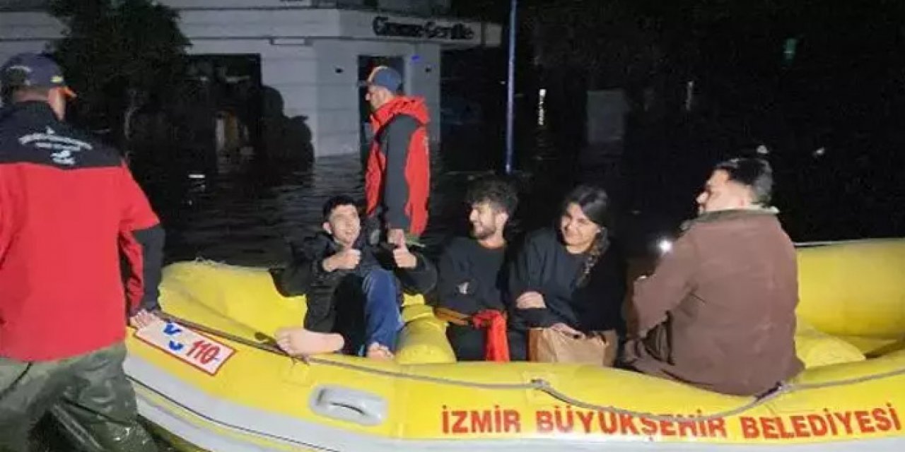 İzmir'de deniz taştı! Cadde ve sokaklar göle döndü