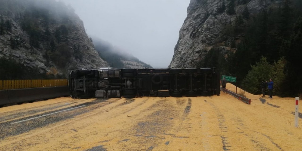 Tahıl yüklü Tır devrildi! Tarsus-Ankara Otoyolu trafiğe kapandı