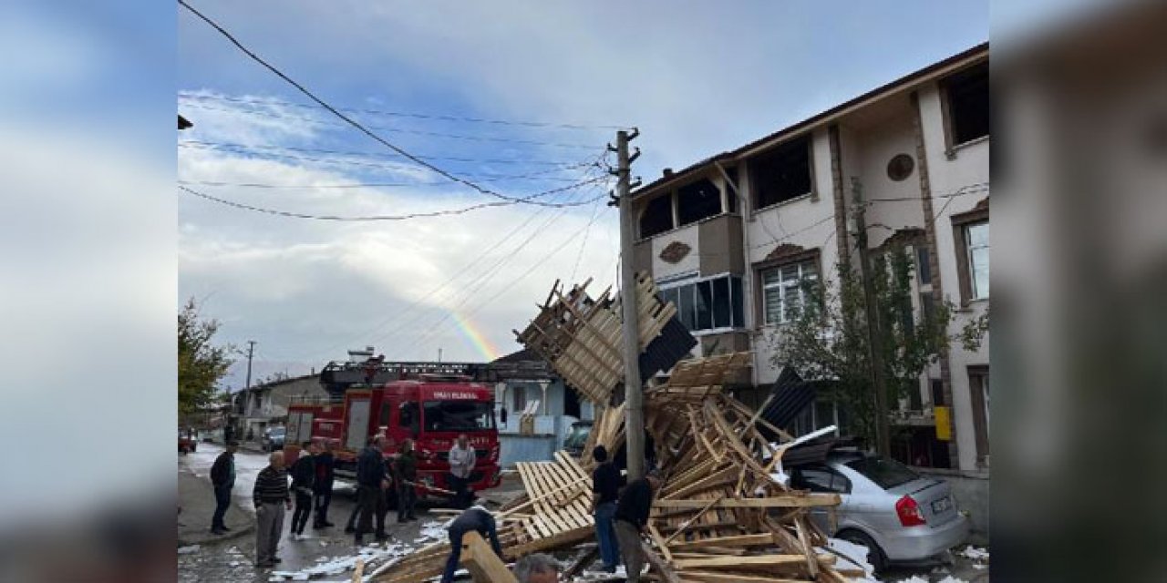 Evin çatısı otomobillerin üzerine uçtu