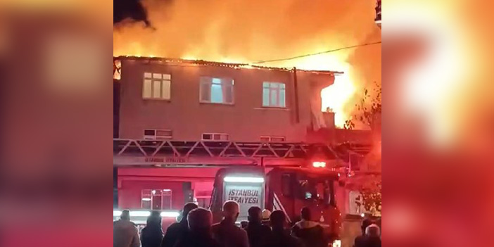 2 katlı binanın çatısı alev alev yandı: Mahalleli sokağa döküldü