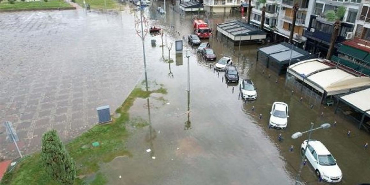 İzmir'deki deniz taşkını bini aşkın ev ve iş yeri etkilendi