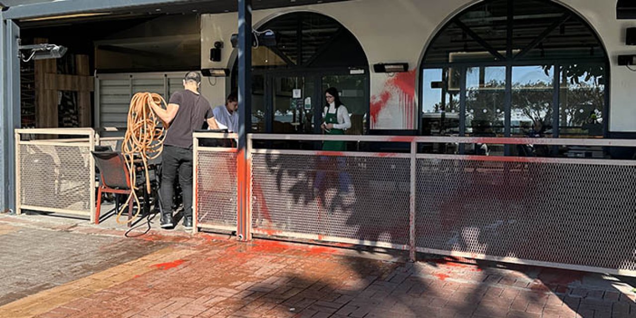 Filistin tepkisi devam ediyor: Starbucks’a kırmızı boyalı saldırı