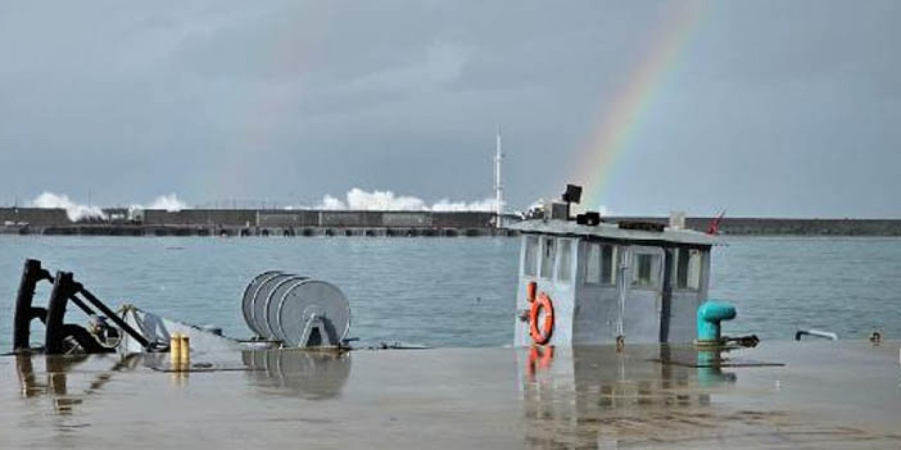 Dev dalgalar askeri üsse ait konteyneri denize sürükledi: 2 askerin ayağı kırıldı