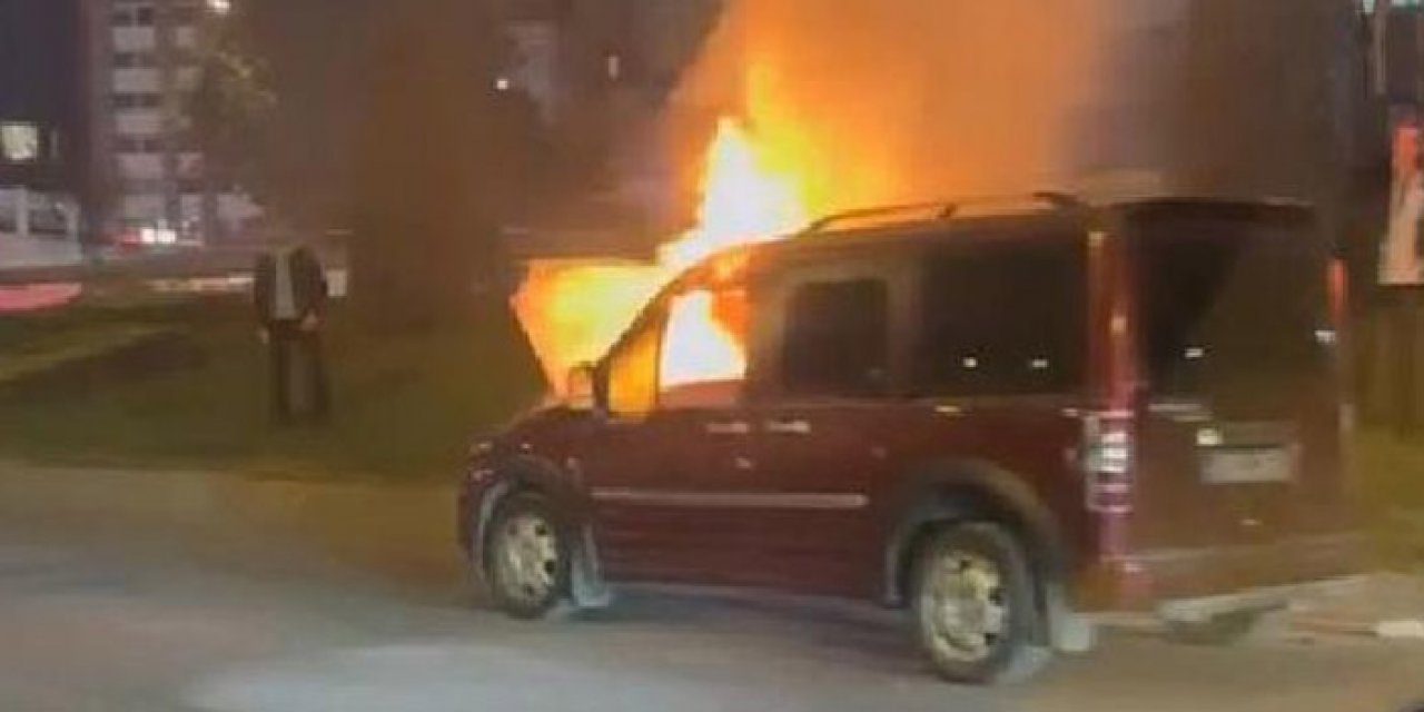Seyir halindeki araç bir anda alev aldı