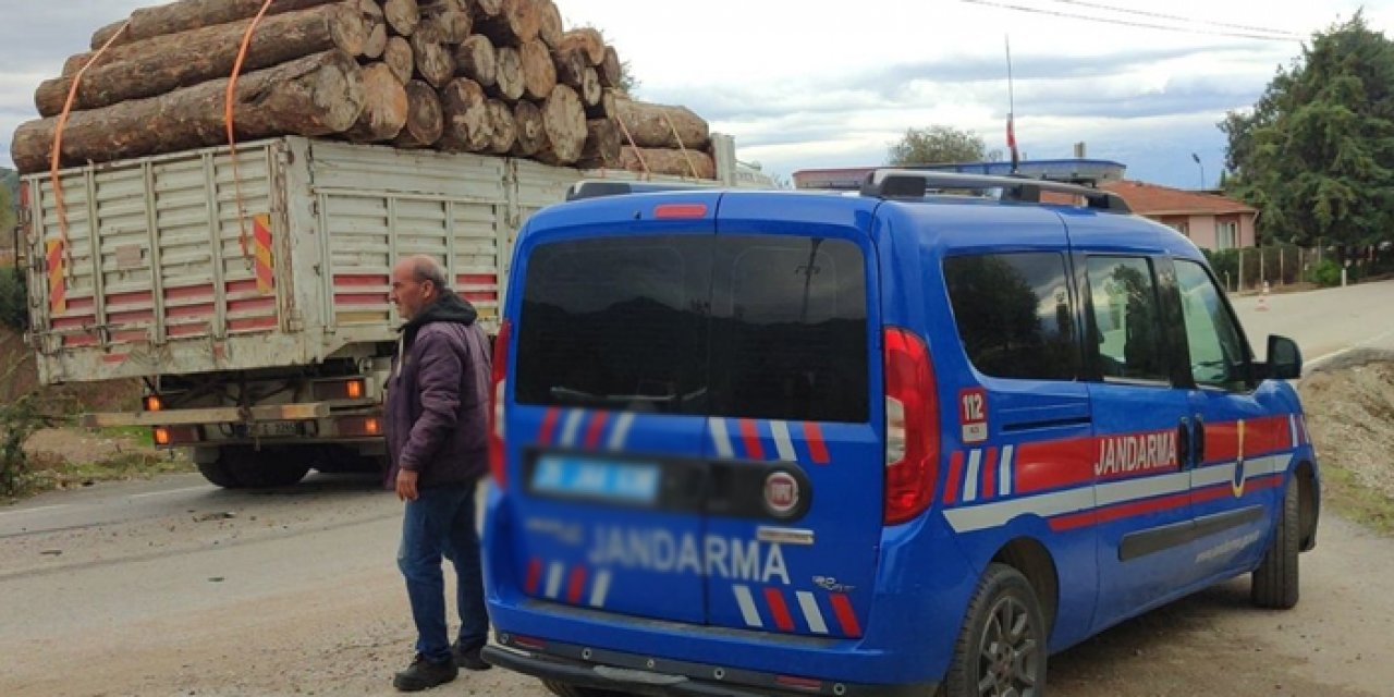 Kamyonla otomobil kafa kafaya girdi! İzmir’de korkunç kaza