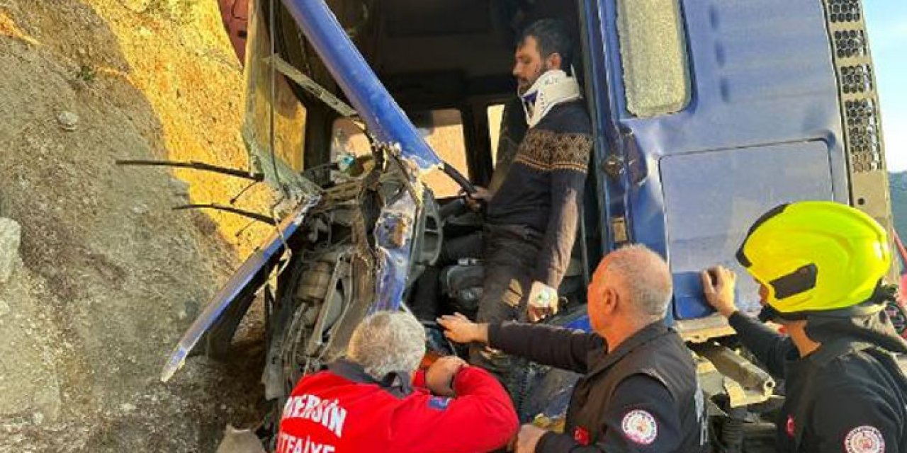 Sıkışan sürücünün imdadına itfaiye yetişti