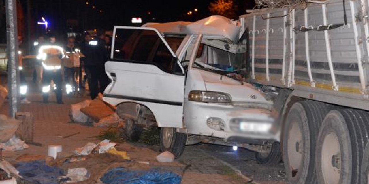 TIR’ın altına giren minibüs sürücüsü yaşamını yitirdi