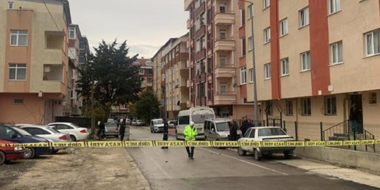 Motosikletteki kar maskeli saldırgan otomobile kurşun yağdırdı: 3 yaralı