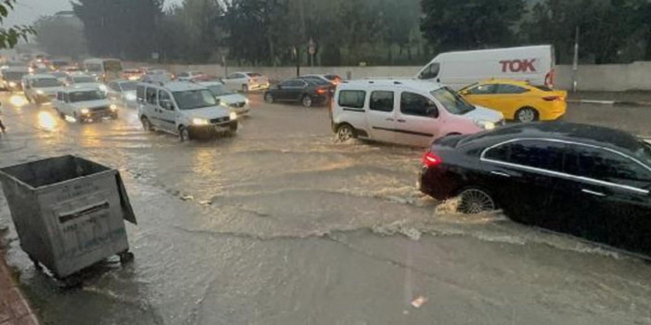 Göle dönen yolda taksi mahsur kaldı: Yardımına vatandaş koştu