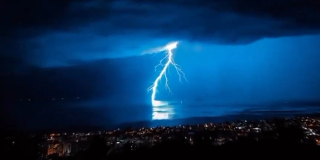 İzmir Körfezi’ne yıldırım düştü! Geceyi şimşekler aydınlattı