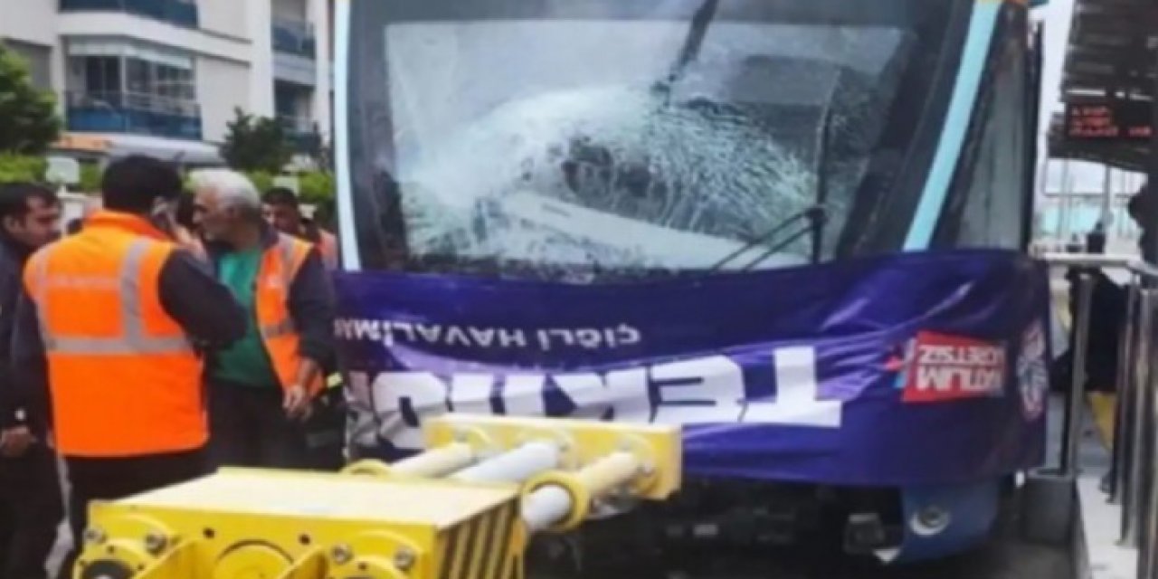 İzmir'de tramvay kazası: Sürücü sıkıştı!