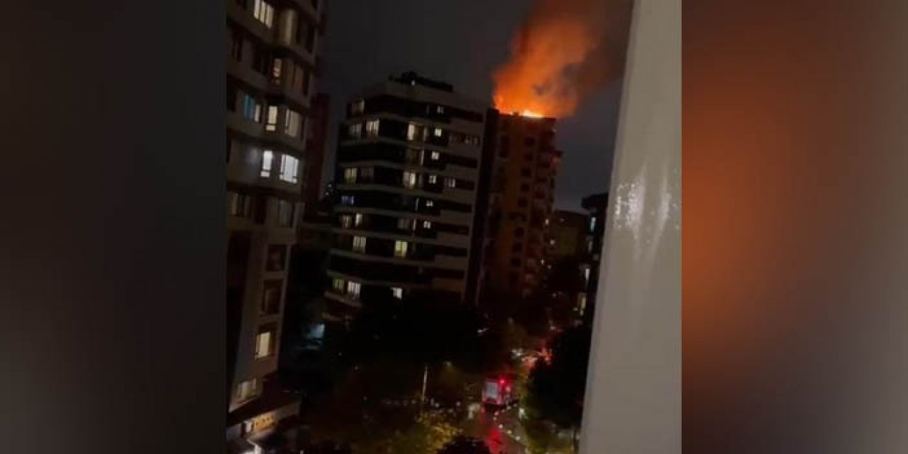 Kadıköy’de korkutan yangın! 14 katlı binaya yıldırım düştü