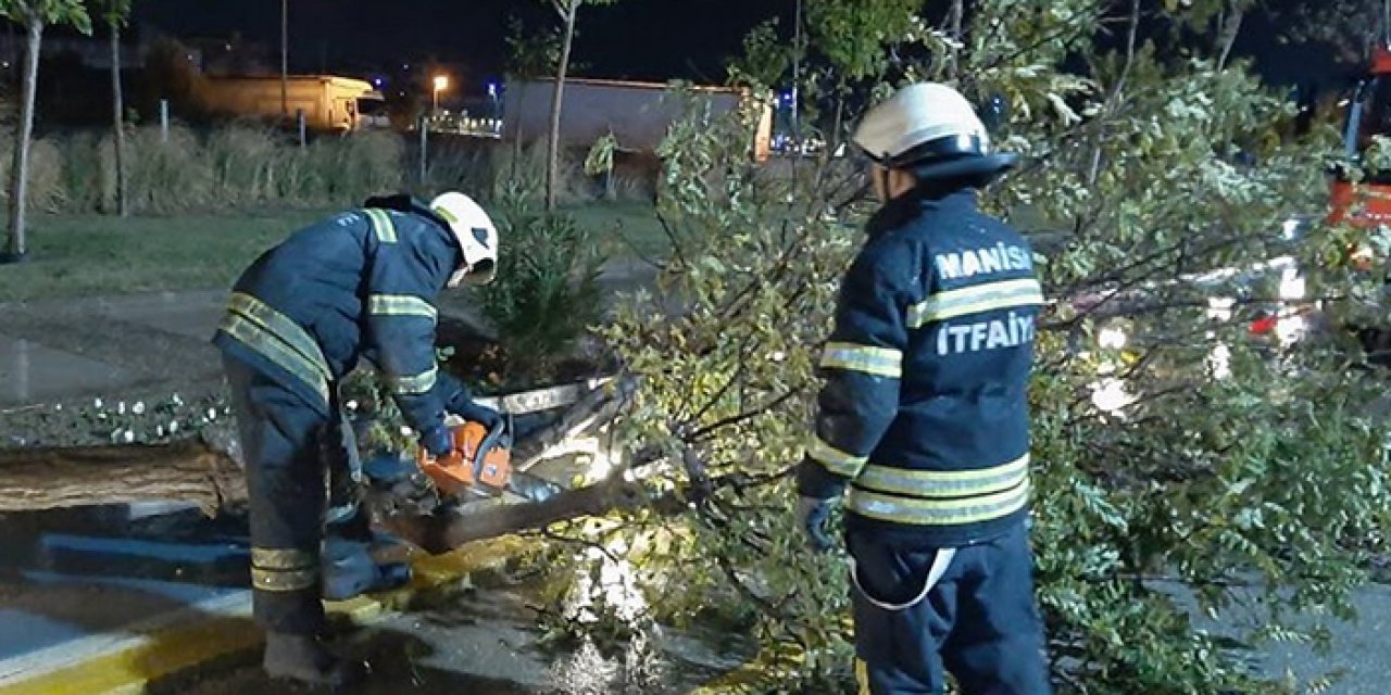 MASKİ ekiplerinden yoğun çalışma: Manisa sokakları temizleniyor