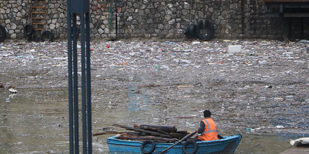 Kıyı sahilinde endişelendiren görüntü