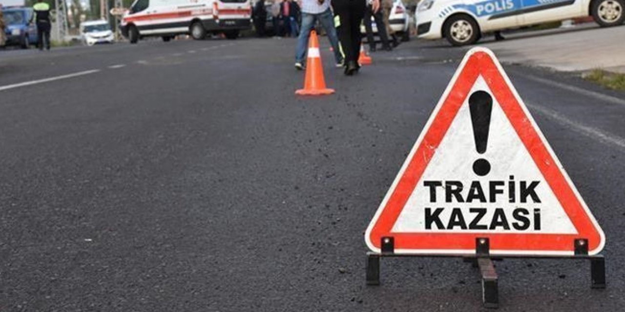 Konya’da feci kaza! Tıbbi malzeme kamyonu devrildi!