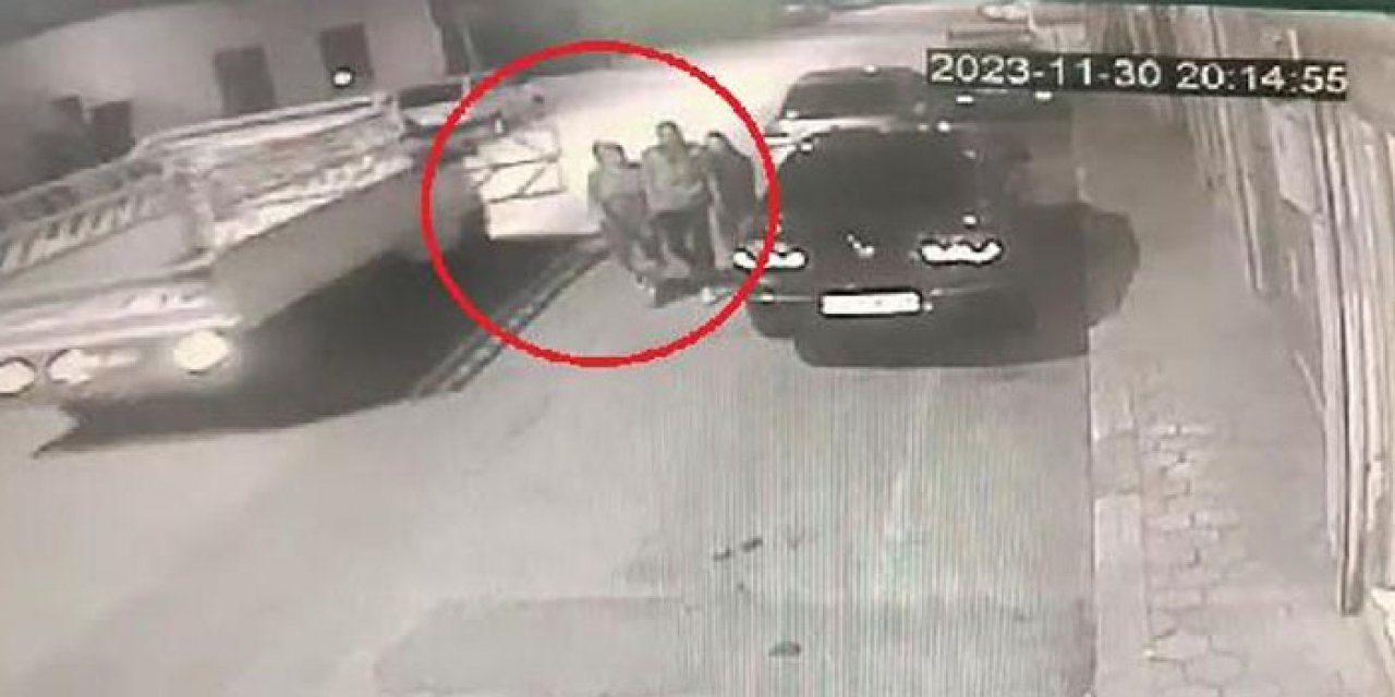 Kamyonetin açılan kapağı yolda yürüyen kadının başına çarptı