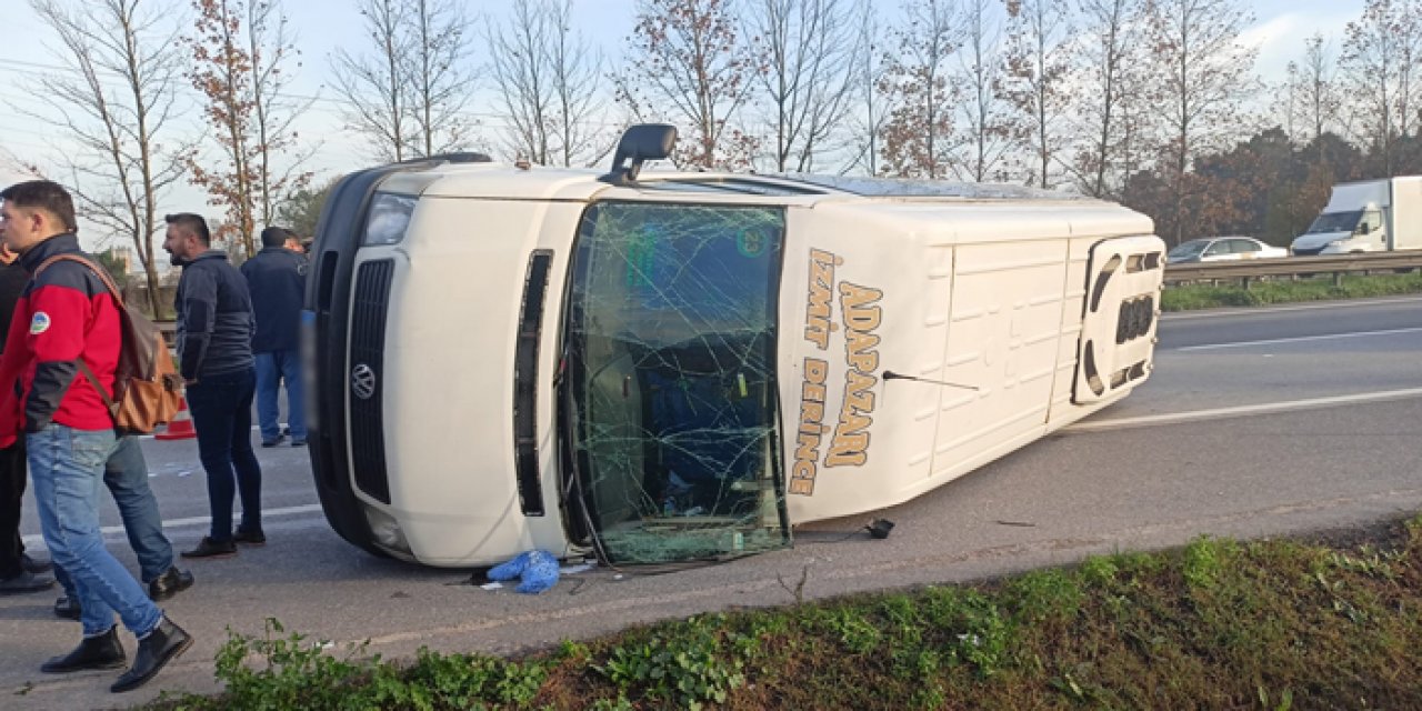 Otomobilin çarptığı minibüs devrildi: 15 yaralı
