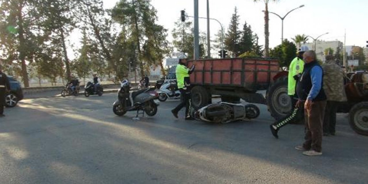 2 motosikletli traktöre çarptı