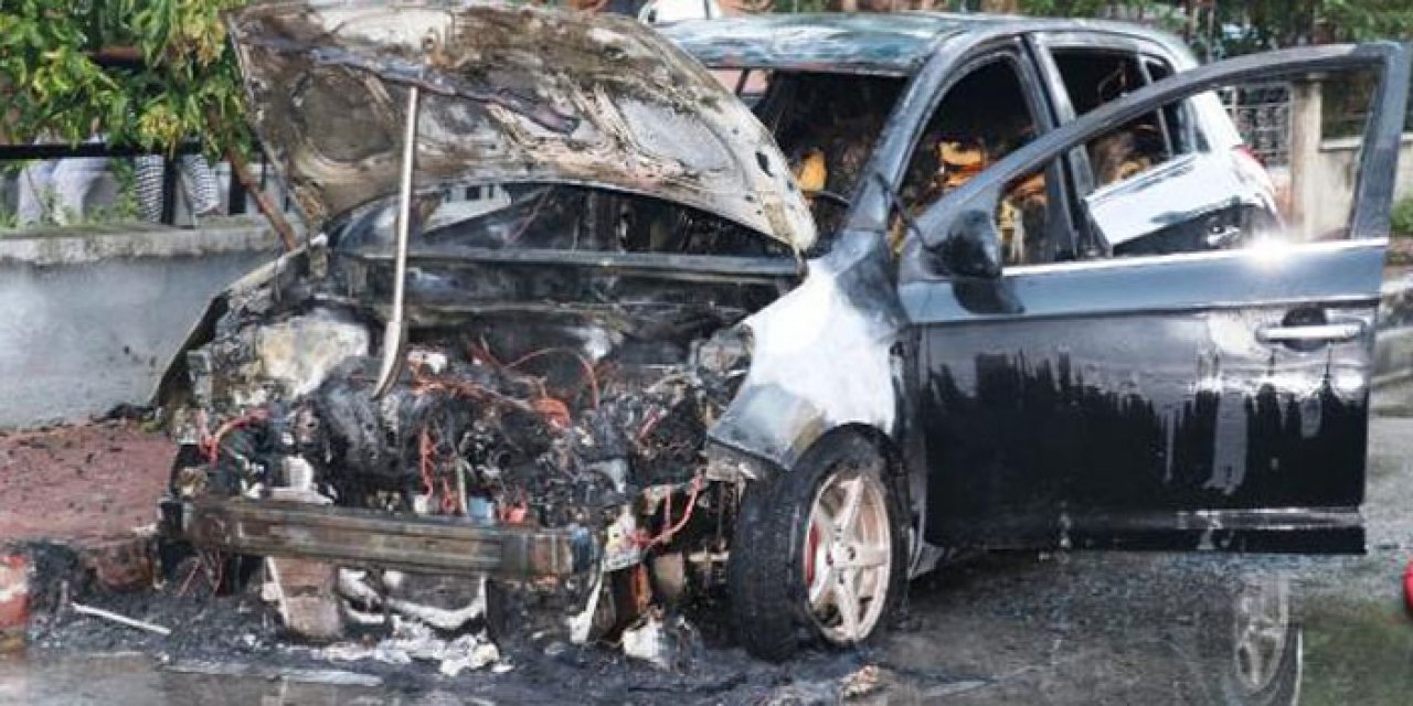 Park halindeki otomobil çıkan yangında resmen eridi