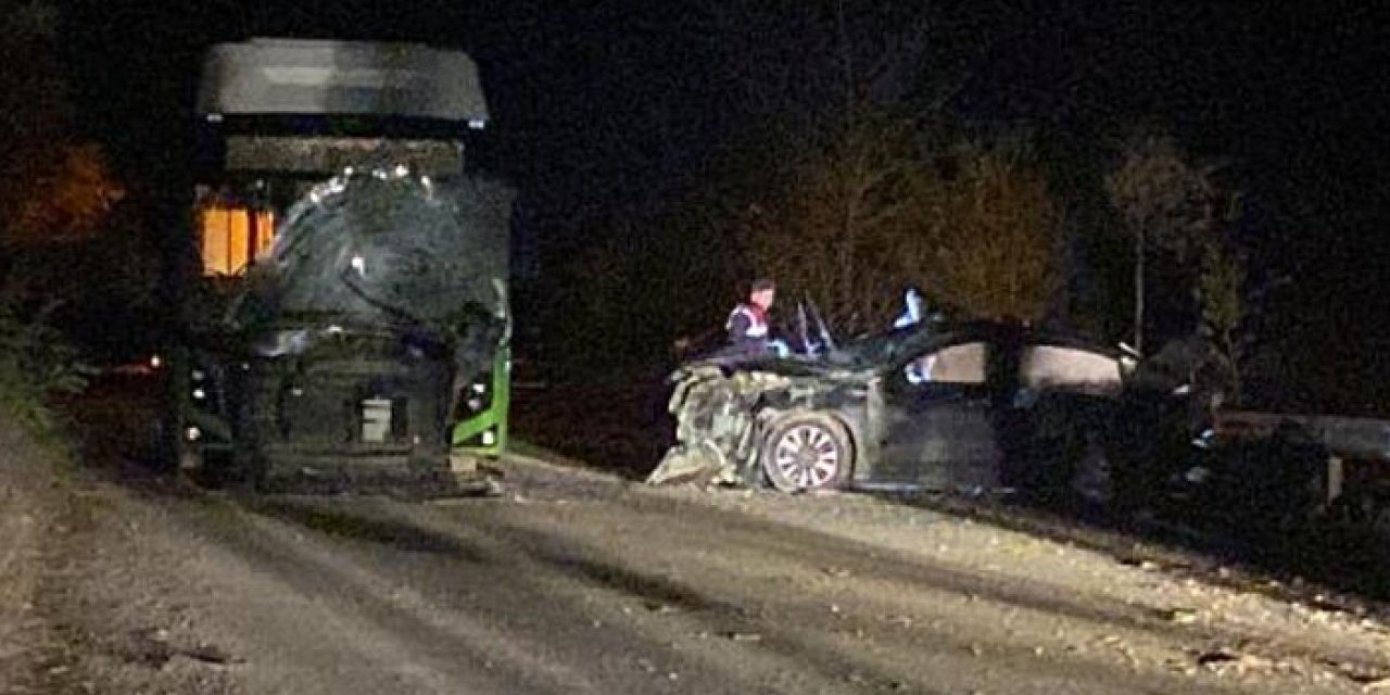 Otomobil ile belediye otobüsü kafa kafaya girdi: Ölü ve yaralılar var