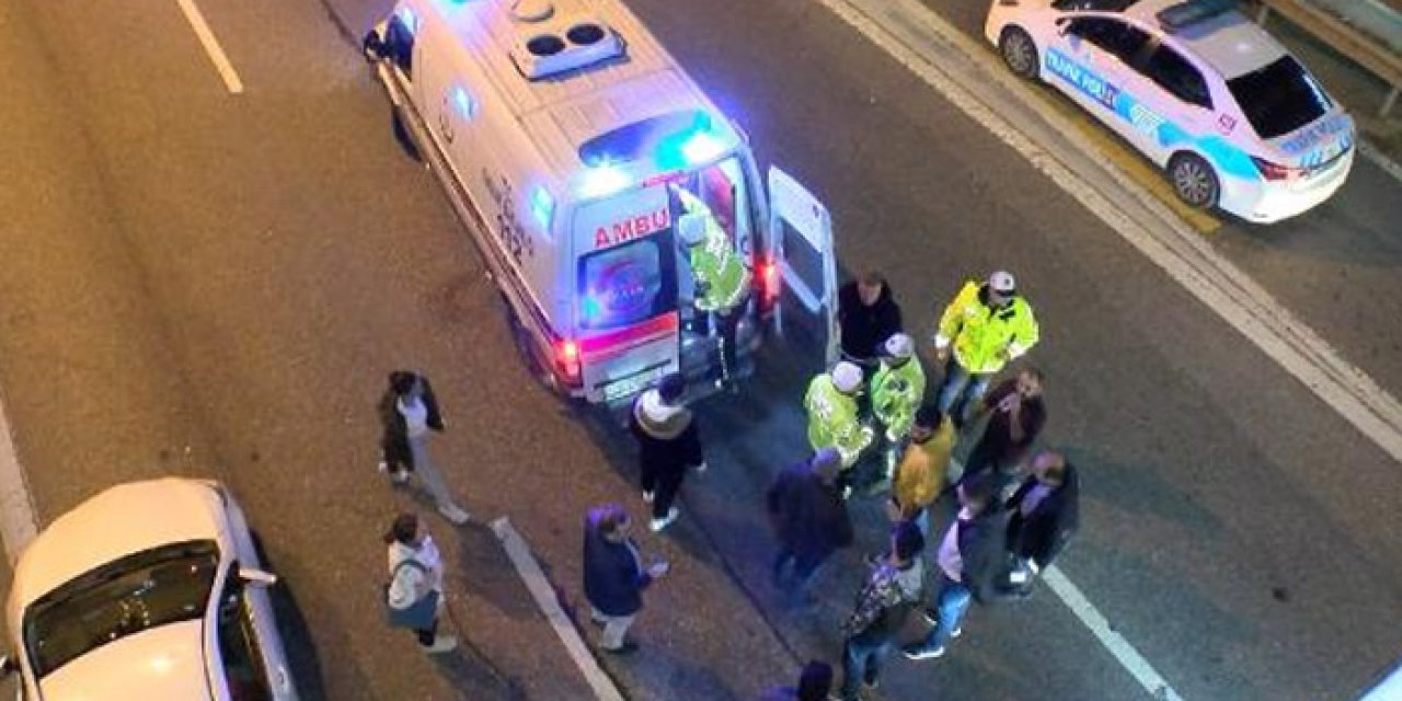 Üst geçitten yola düştü; sürücüler son anda fark etti