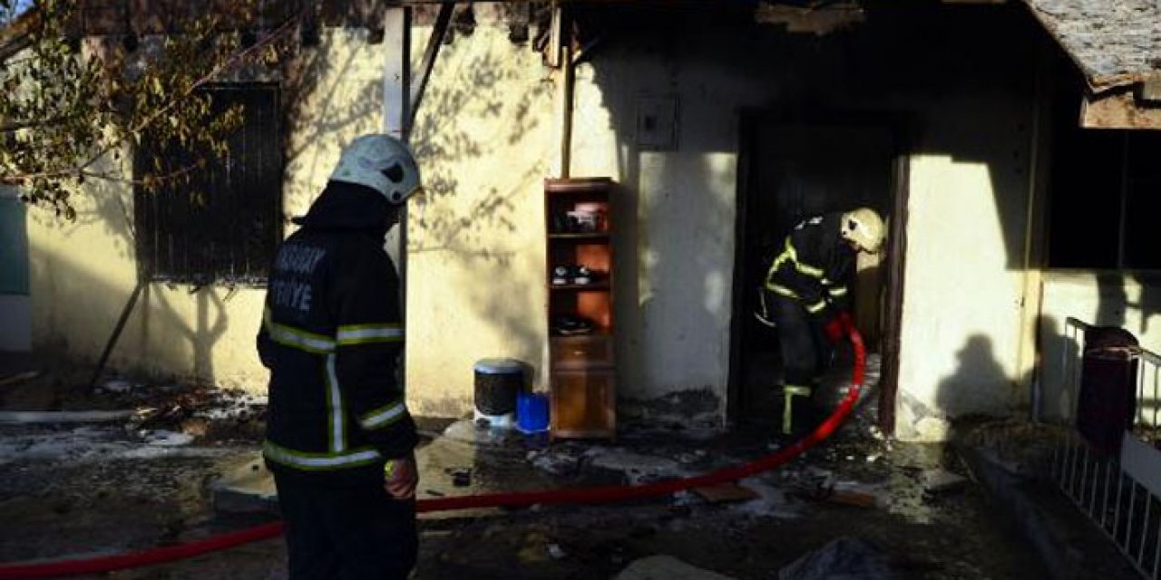 Annesini ve kardeşlerini rehin aldı, evi yaktı