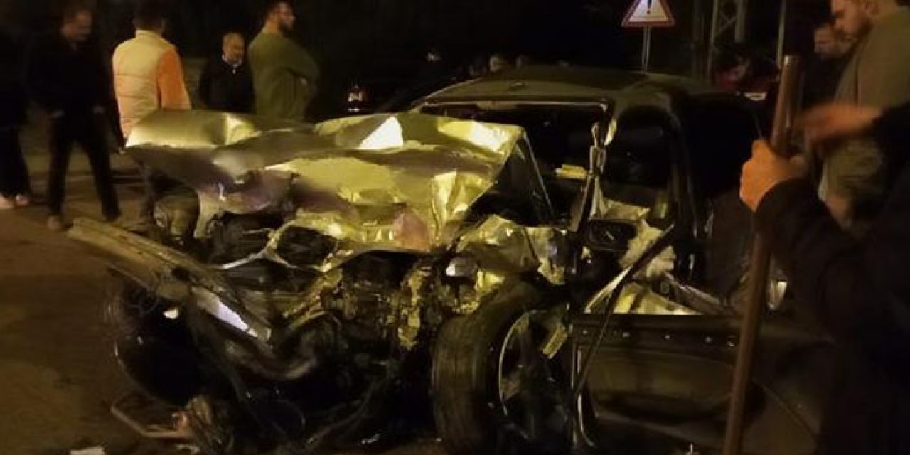 Otomobiller kafa kafaya girdi: AK Parti Artvin Gençlik Kolları Başkanı öldü