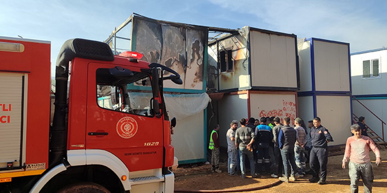 Deprem konutlarında çalışan işçilerin kullandığı konteyner yandı