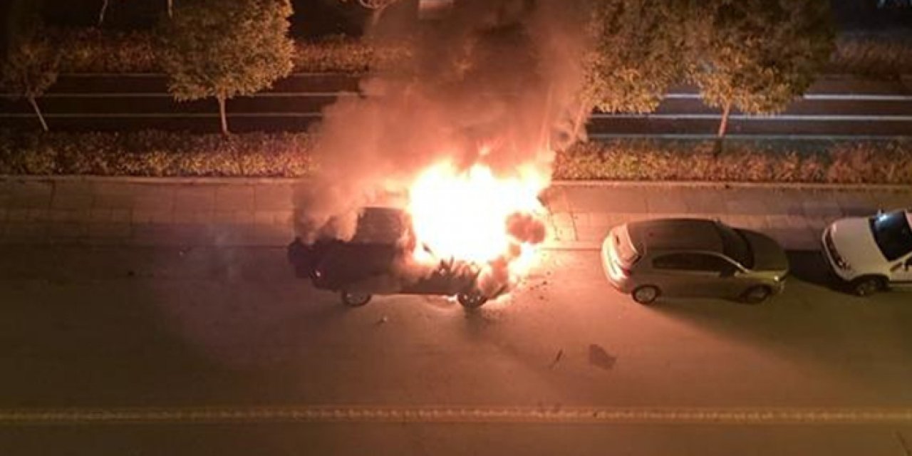Ankara'da park halindeki araç alev alev yandı