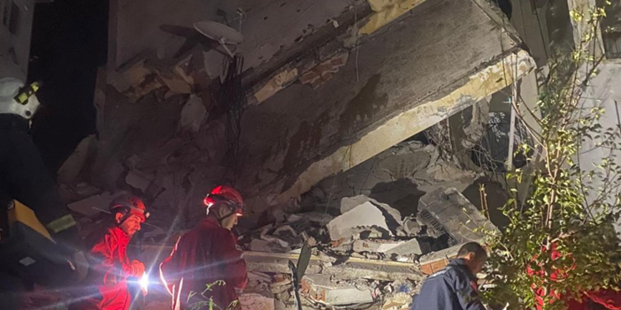 Antalya'da 3 katlı bina çöktü