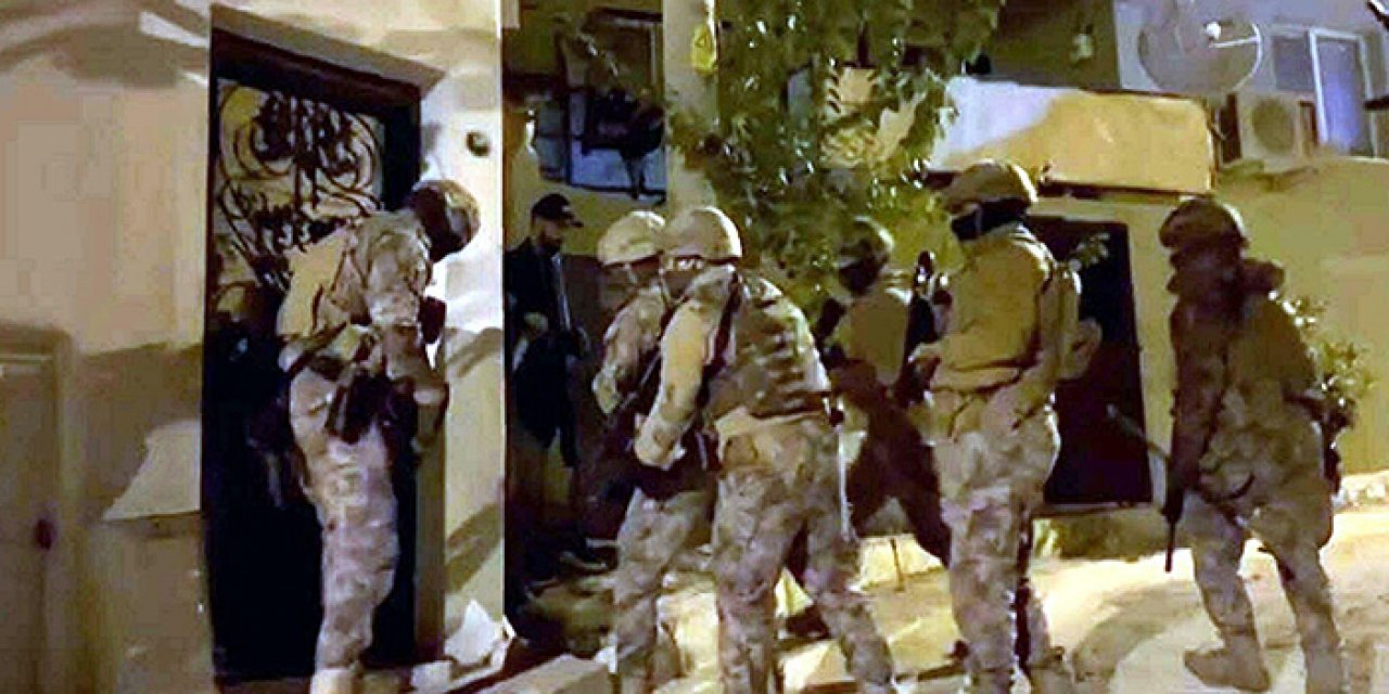 İzmir merkezli FETÖ operasyonu: 2’si asker 12 gözaltı