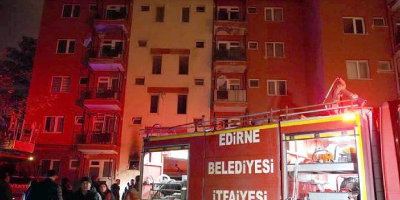 Yangında mahsur kaldılar; itfaiye merdivenleri ile kurtarıldılar