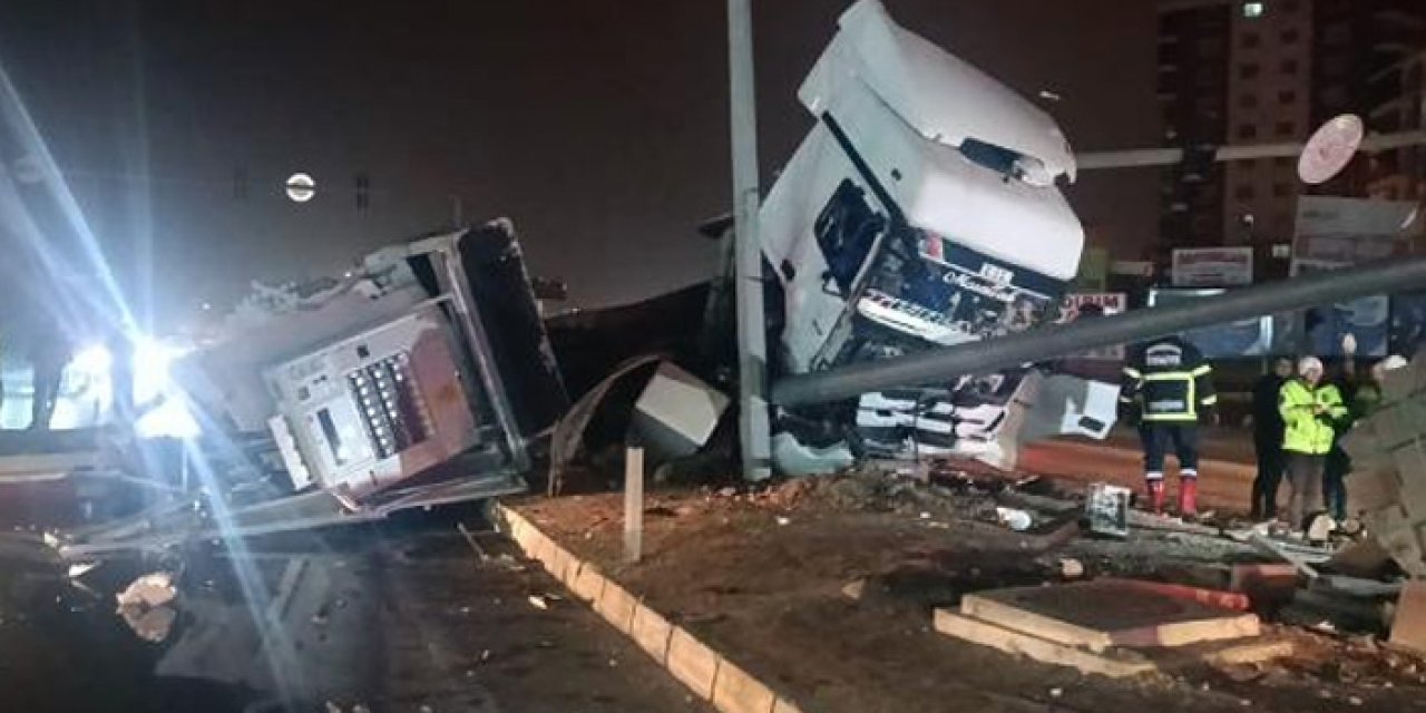 Kırıkkale’de TIR refüj ile trafik ışıklarının direğine çarptı