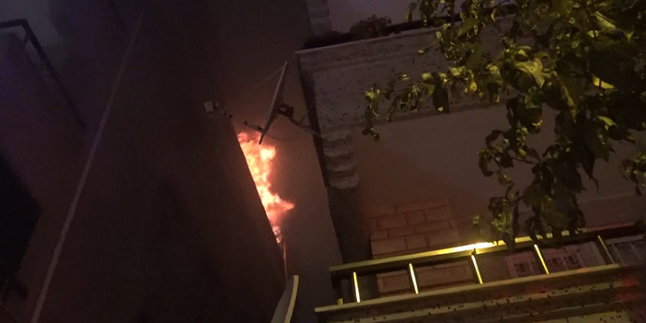Çatı katı alev alev yandı