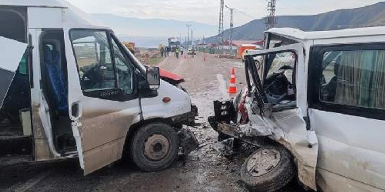 İki minibüs birbirine girdi: 16 yaralı