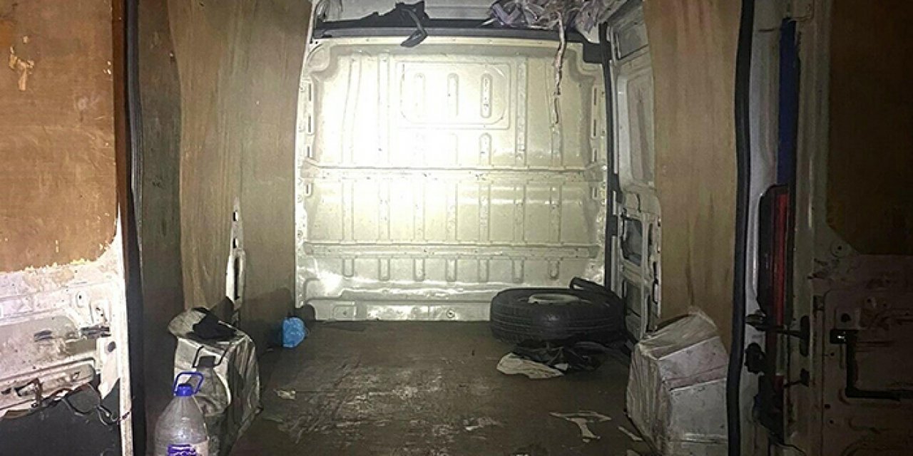 Manisa'da polisin dikkati ortaya çıkardı: Minibüsten 33 kişi çıktı!