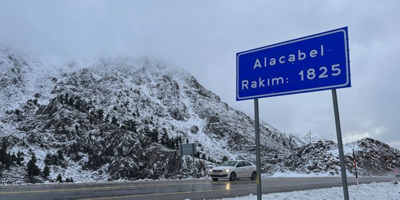 Alacabel'de mevsimin ilk karı yağdı: Kar kalınlığı 10 santimetreyi gördü