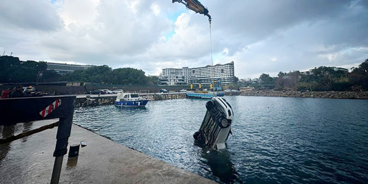 Otomobil denize uçtu! 2 kişi yaşamını yitirdi