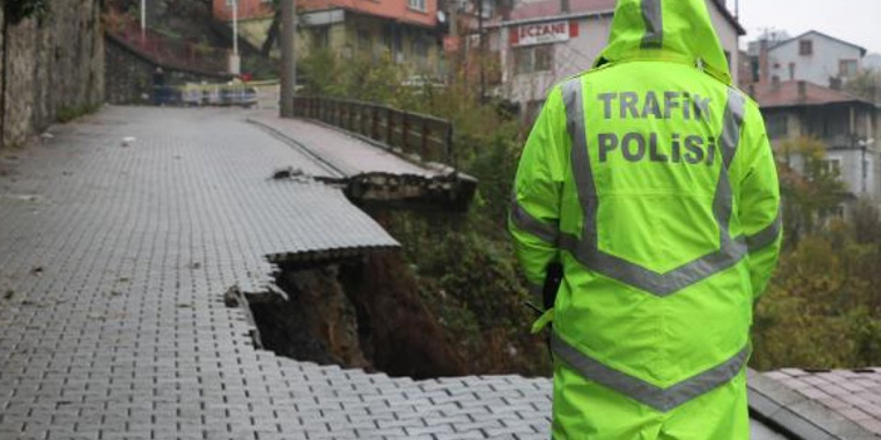 Heyelan nedeniyle hastane yolu çöktü