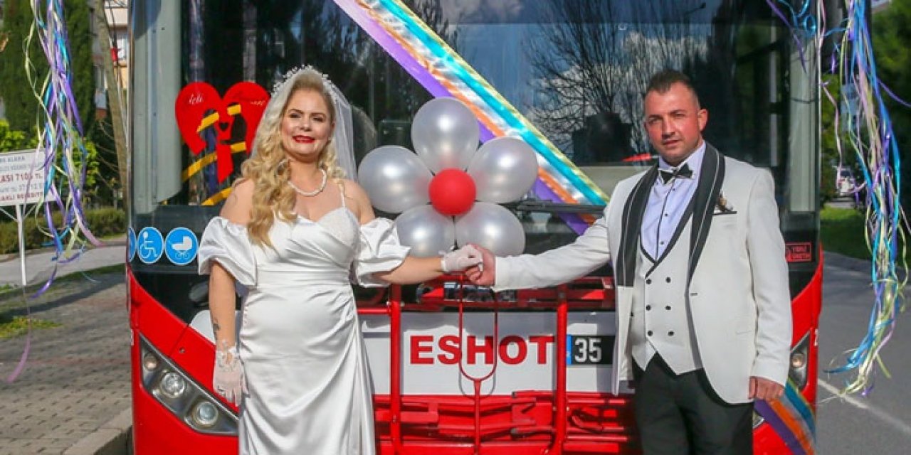 İzmir'de belediye otobüsüyle nikaha gittiler
