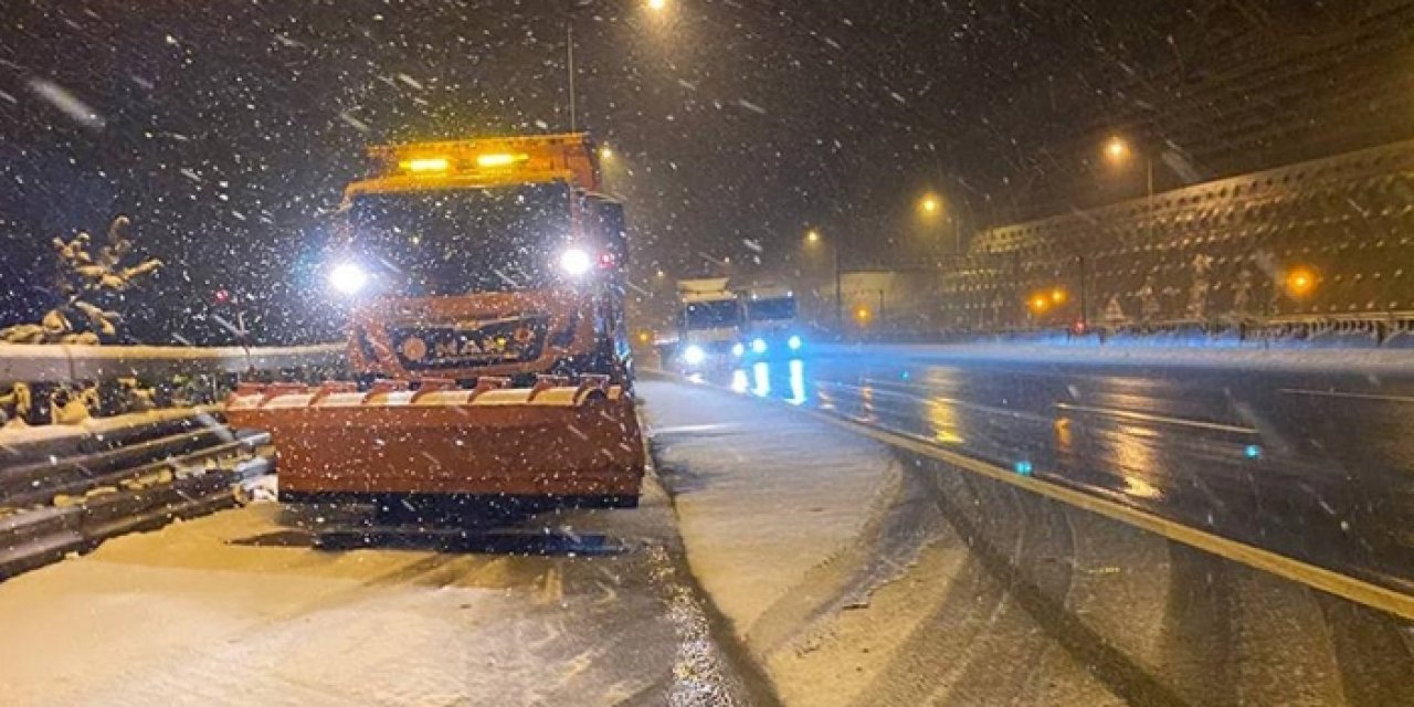 Bolu Dağı’nda kar yağışı etkisi: Ekipler tuzlama çalışması yapıyor