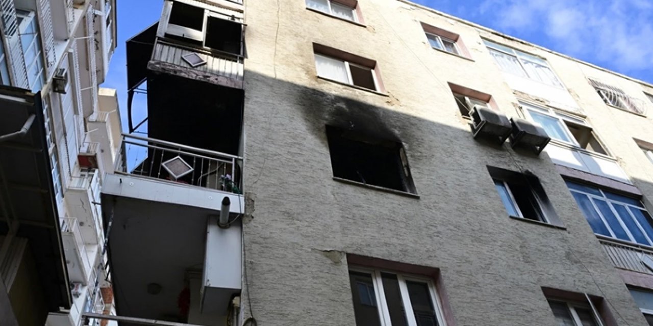 İzmir'de çıkan yangındaki dumandan etkilenen iki kişi hastaneye kaldırıldı