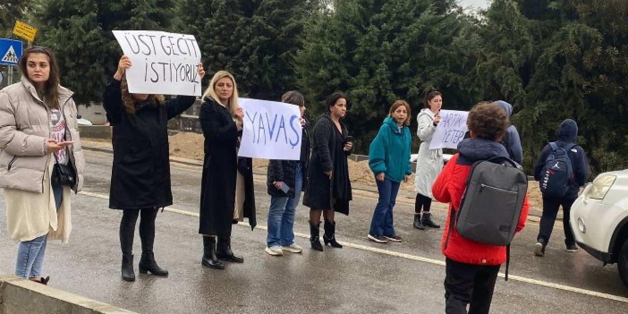 Çocuklar okula mı gidiyor ölüme mi? İzmir’de velilerden üstgeçit protestosu