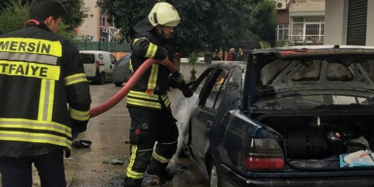 Yanan aracı balkondan su dökerek söndürmeye çalıştı