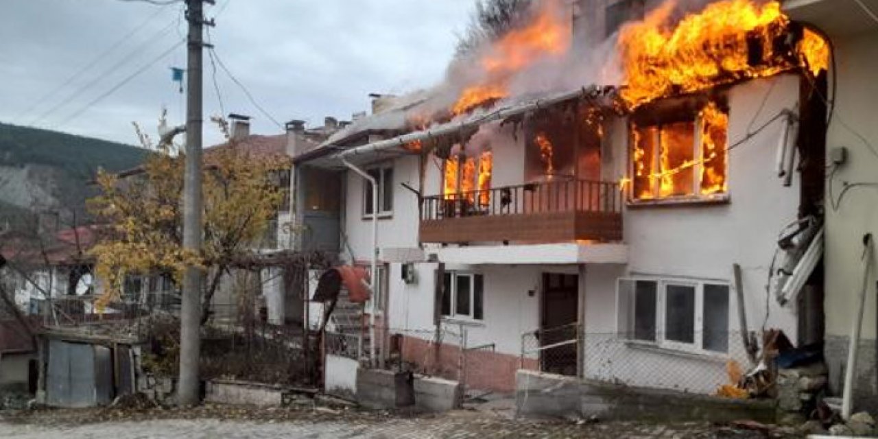 Bolu’da 2 katlı bina alevler arasında kaldı